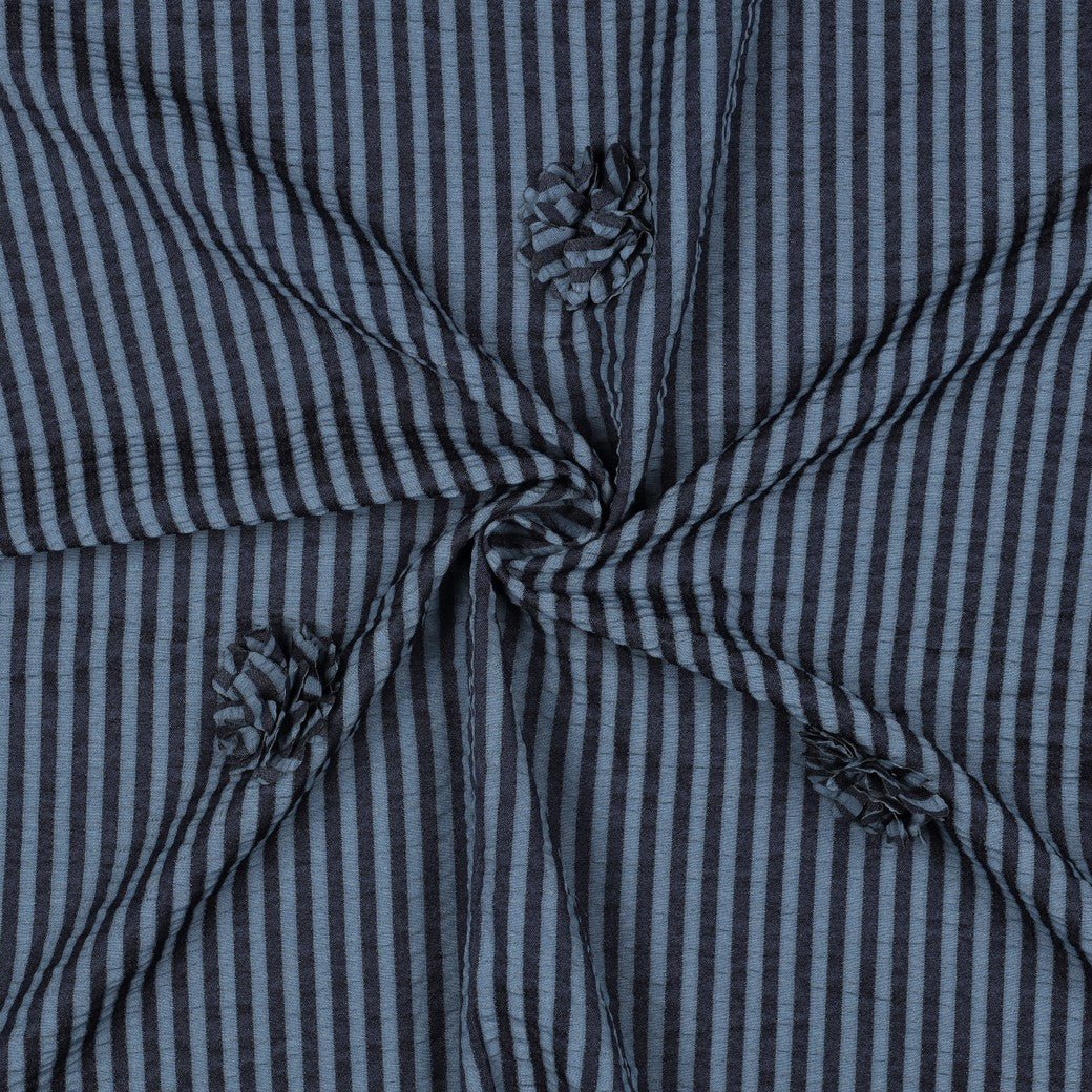 Image en tissu de viscose à rayures et motif floral – bleu foncé 130 g/m² – disponible chez Šarlotes audumi