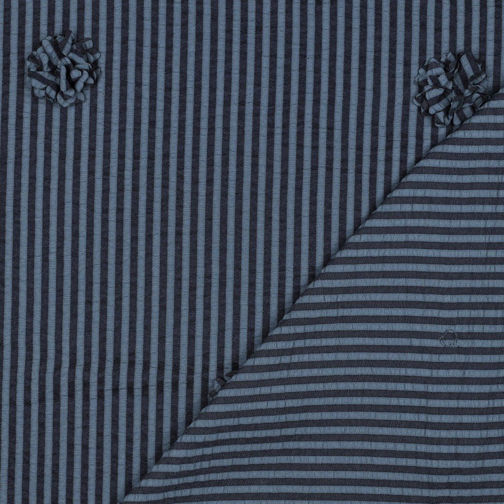 Image en tissu de viscose à rayures et motif floral – bleu foncé 130 g/m² – disponible chez Šarlotes audumi