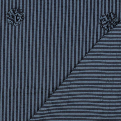 Image en tissu de viscose à rayures et motif floral – bleu foncé 130 g/m² – disponible chez Šarlotes audumi