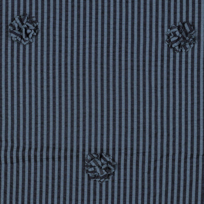 Image en tissu viscose à rayures et motif floral – bleu foncé 130 g/m² – disponible chez Šarlotes audumi