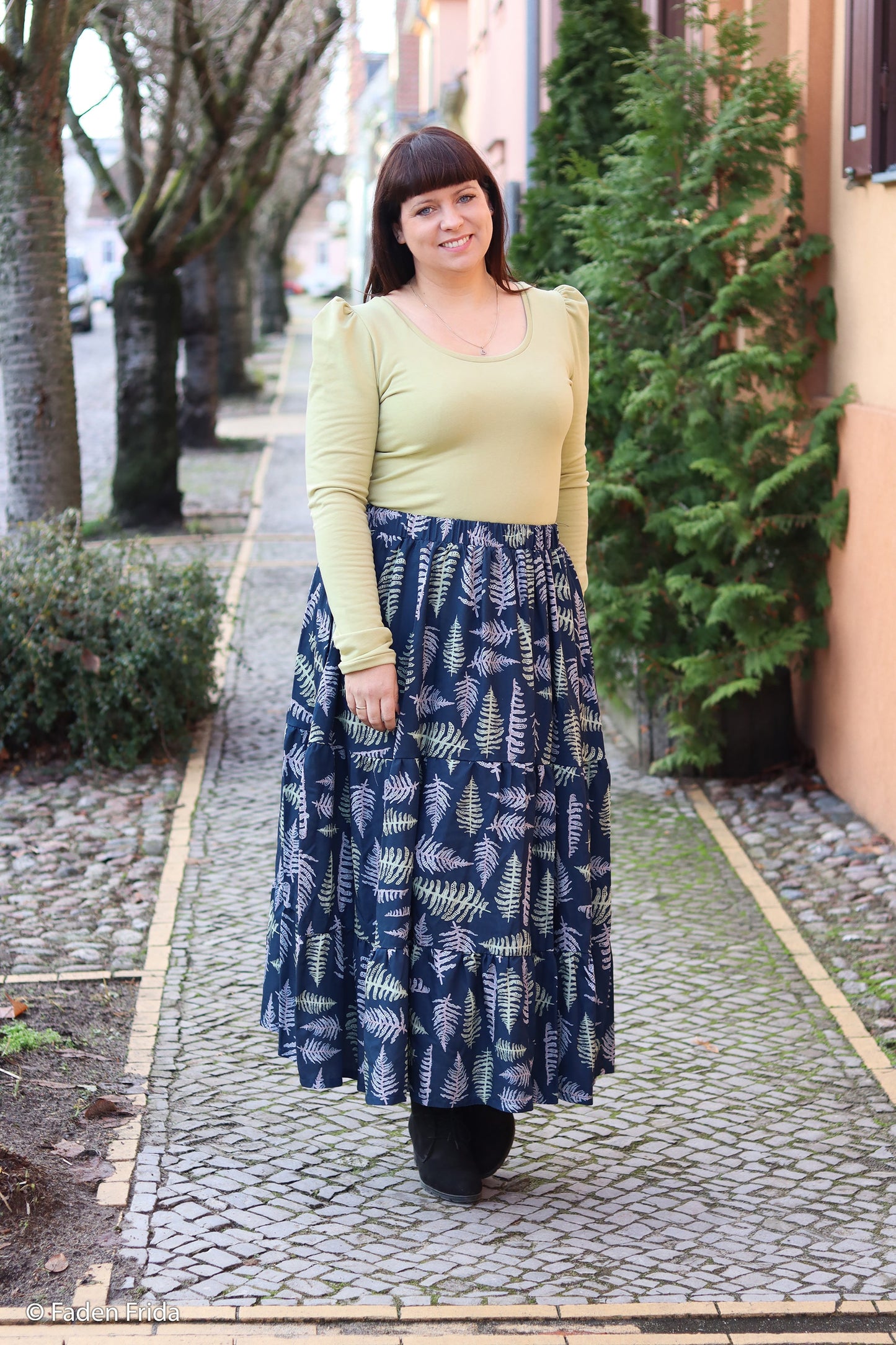 Attēls ar Viskozes audums - papardes uz tumši zila fona 140 g/m² – pieejams Šarlotes audumi