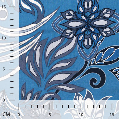 Tissu en viscose et coton à arabesques bleues – disponible en ligne chez Šarlote audumi