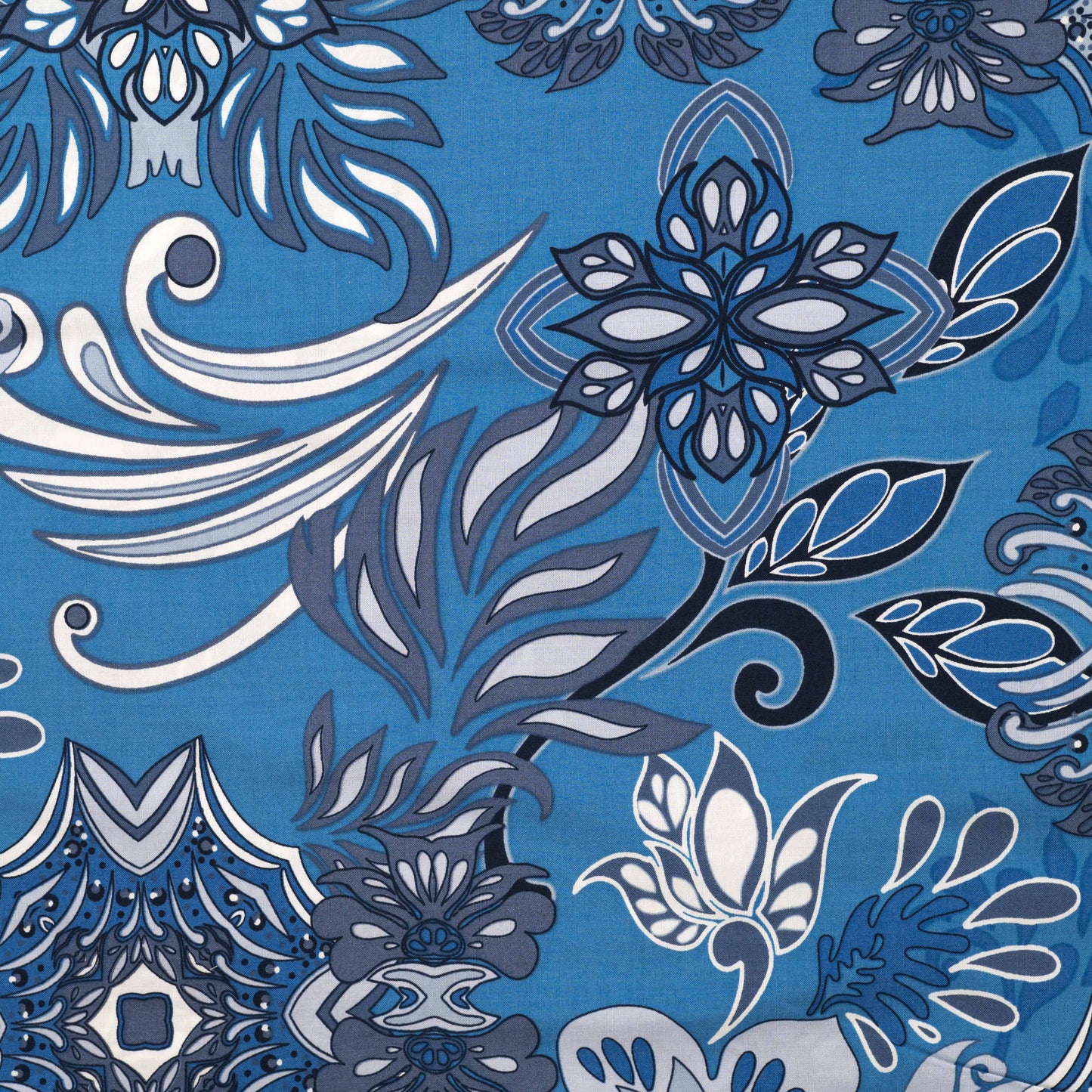 Image avec tissu en viscose et coton, arabesque bleue – disponible en ligne chez Šarlotes audumi