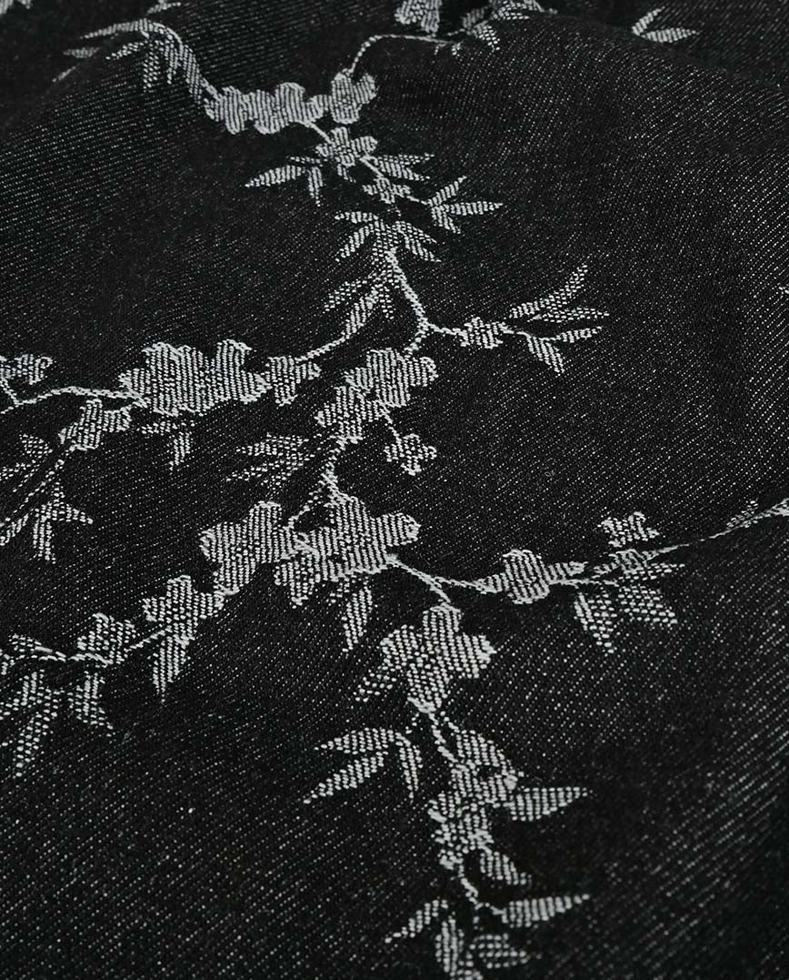 Bild von Jacquard-Jeansstoff mit Blumen – Schwarz – online erhältlich bei Šarlotes audumi
