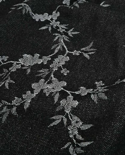 Bild von Jacquard-Jeansstoff mit Blumen – Schwarz – online erhältlich bei Šarlotes audumi