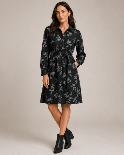 Bild von Jacquard-Jeansstoff mit Blumen – Schwarz – online erhältlich bei Šarlotes audumi