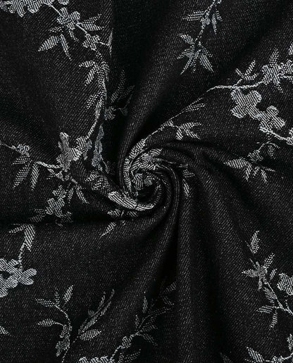 Bild von Jacquard-Jeansstoff mit Blumen – Schwarz – online erhältlich bei Šarlotes audumi