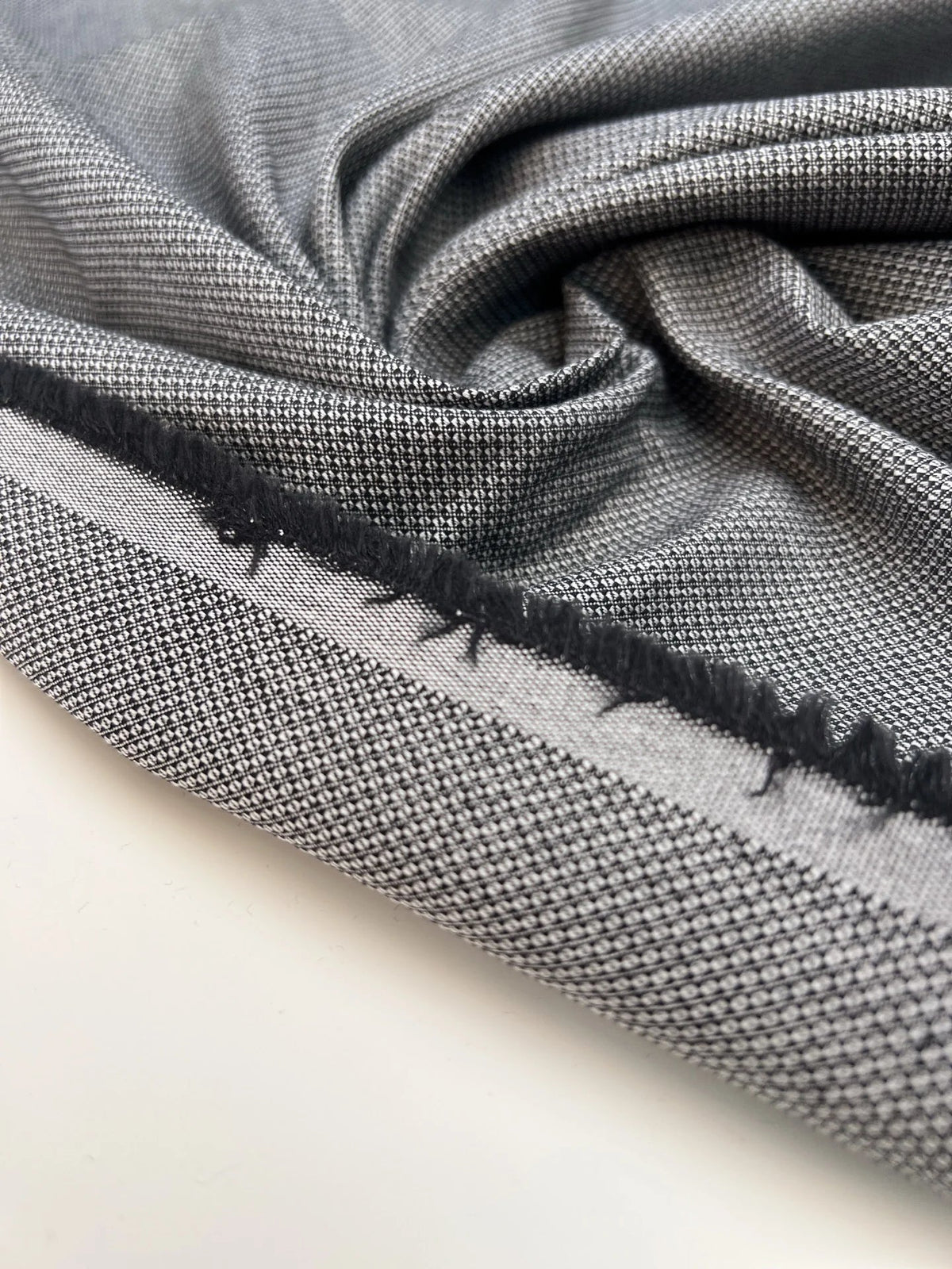 Bild eines Jacquard-Baumwollstoffs mit Elasthan in Grau – Italien – online erhältlich bei Šarlotes audumi
