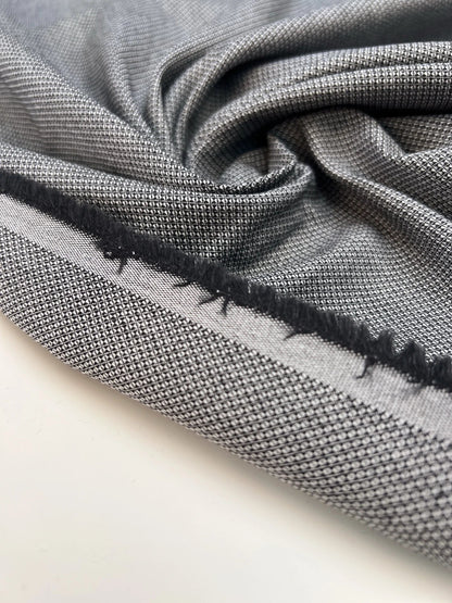 Bild eines Jacquard-Baumwollstoffs mit Elasthan in Grau – Italien – online erhältlich bei Šarlotes audumi