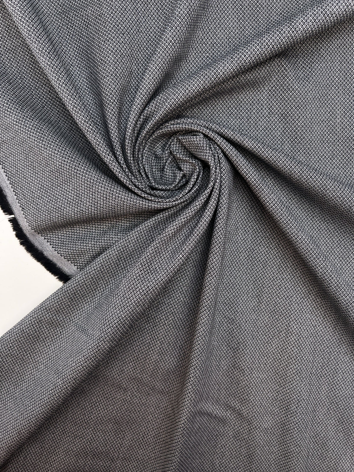 Bild mit grauem Jacquard-Baumwollstoff mit Elasthan – Italien – online erhältlich bei Šarlotes audumi