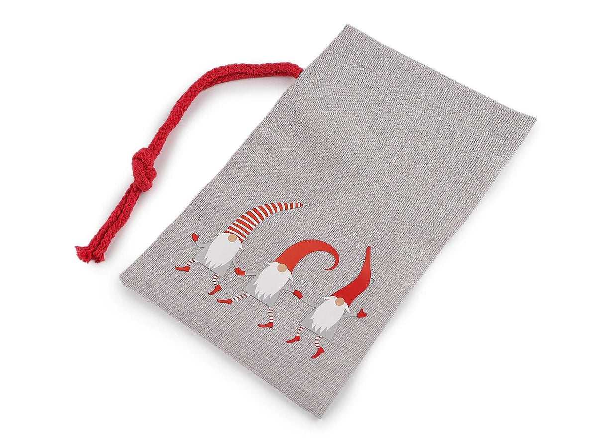 Bild eines Weihnachtsgeschenksacks mit drei Wichtel-Designs, 15x25 cm – online erhältlich bei Šarlotes audumi