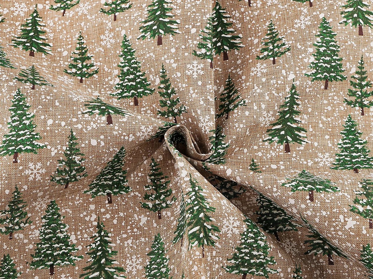 Bild eines weihnachtlichen Dekostoffs mit Tannen und Schnee – online erhältlich bei Šarlotes audumi