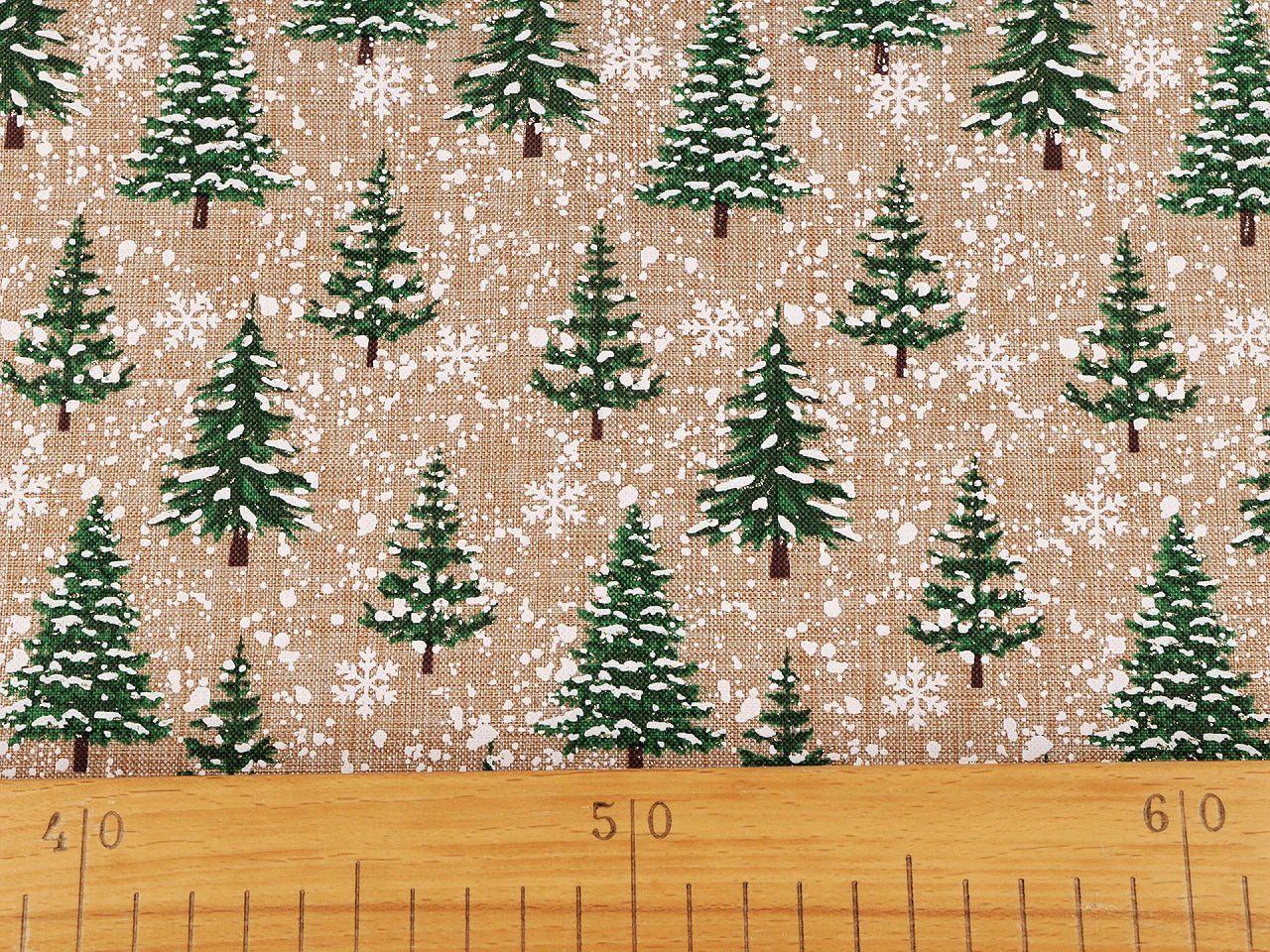 Bild mit weihnachtlichem Dekostoff mit Tannenbäumen und Schnee – online erhältlich bei Šarlotes audumi