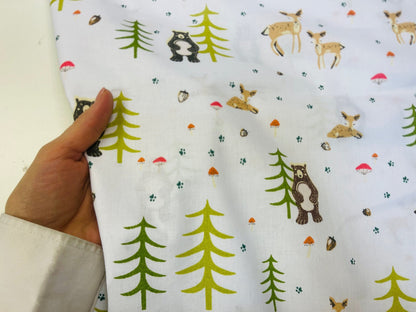 Tissu 100 % coton avec animaux dans les sapins, 130 g/m²