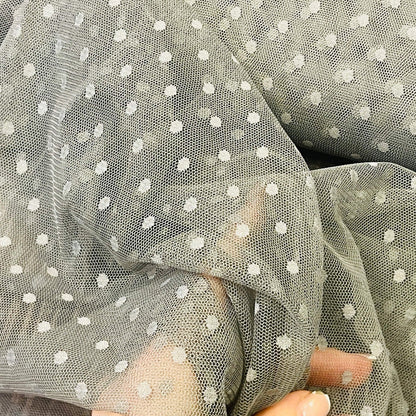 Tulle gris à pois